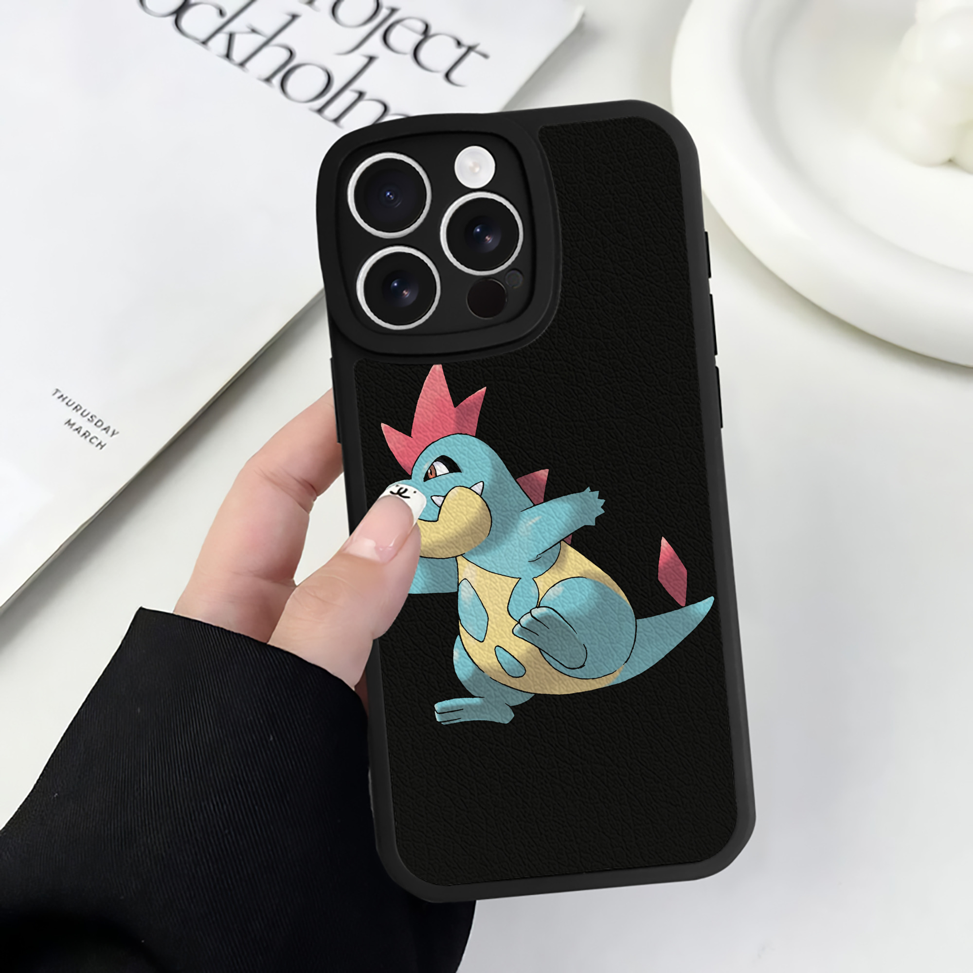 （画像用） ポケットモンスター Pokémon 【iPhone 16シリーズ対応】シリコンスマホケース（レザー調） 材質：シリコン